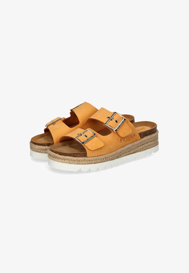 Sandales en cuir tan avec deux boucles réglables, semelle intermédiaire en jute et semelle extérieure en caoutchouc blanc texturé.
