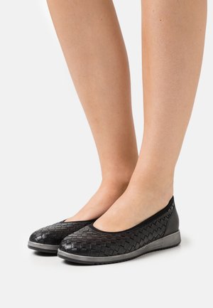 Zwarte geweven ballerina's met een gladde textuur, ronde neus, elastische afwerking en een grijze rubberen zool. Ontworpen voor comfort en eenvoudig dragen.