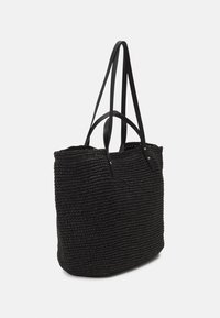 Zwarte geweven totebag met lange zwarte leren hengsels en een gestructureerd oppervlak. Bevat een ruime binnenkant met een open bovenkant en minimale hardware.