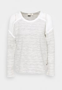 Top blanco de manga larga con tejido texturizado, con detalles de malla en los hombros y escote redondeado. Patrón de rayas sutil en toda la prenda.