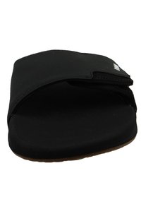Sandale noire à enfiler avec un dessus texturé, bout ouvert et semelle plate. Présente un design simple et une construction légère pour un confort optimal.