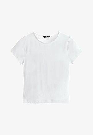 T-shirt blanc à manches courtes et col rond avec une étiquette noire à l'intérieur du col portant l'inscription "NEXT."