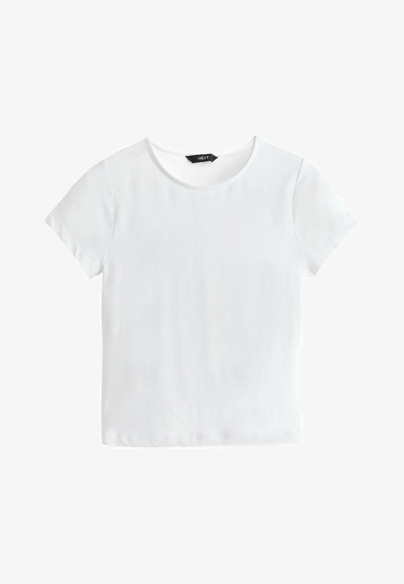 T-shirt blanc à manches courtes et col rond avec une étiquette noire à l'intérieur du col portant l'inscription "NEXT."