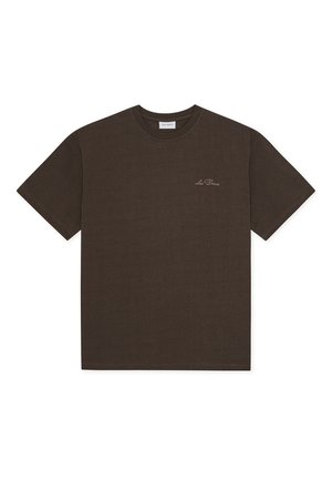 Καφέ βαμβακερό t-shirt με στρογγυλή λαιμόκοψη και κοντά μανίκια. Διαθέτει μικρό κεντημένο λογότυπο στο στήθος και λεία υφή.