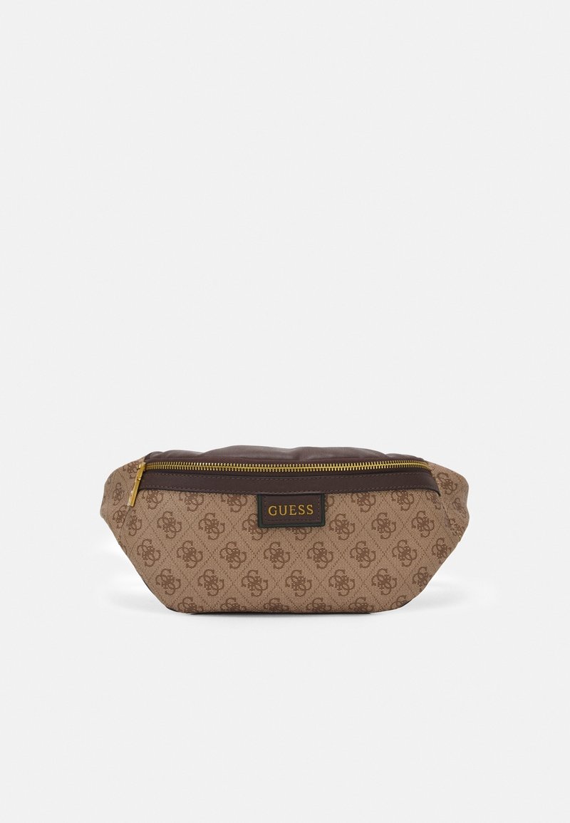 Brun mönstrad påse med en texturerad yta, prydd med en guldfärgad dragkedja och svart logotypdetalj. Kompakt, rundad form.