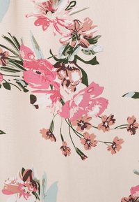 Květinová látka s růžovými, broskvovými a zelenými odstíny na světlém krémovém pozadí. Obsahuje různé typy květin a listové akcenty.