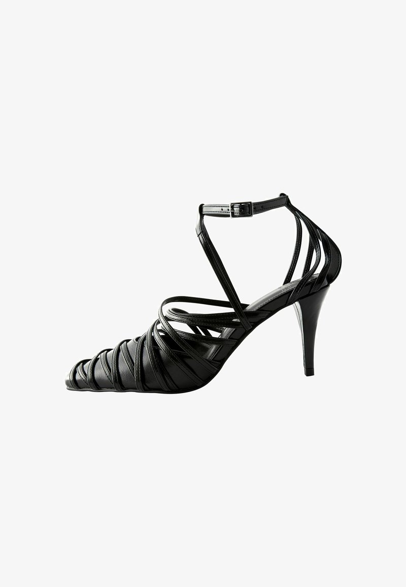 Czarna sandał na wysokim obcasie z krzyżującymi się paskami, otwartym noskiem i zapięciem na kostkę, wykonany z gładkiego materiału syntetycznego.