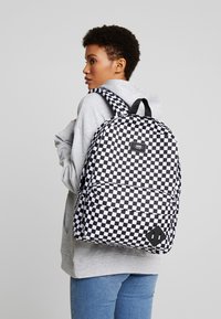 Vans MN OLD SKOOL III BACKPACK - Mochila - black/white