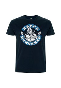 Černé bavlněné tričko s grafickým potiskem dvou postav, se nápisem "ŠŤASTNÉ CHANUKA" zakřiveným nahoře a s dradly po obou stranách.