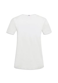 Bílý tričko s krátkým rukávem a kulatým výstřihem vyrobené z měkké tkaniny, s malým barevným akcentem na zadní straně krku.