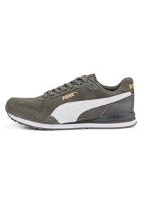 Šedé semišové tenisky Puma s bílým bočním pruhem, šedými tkaničkami a zlatými logy Puma na bílém pozadí, boční pohled.