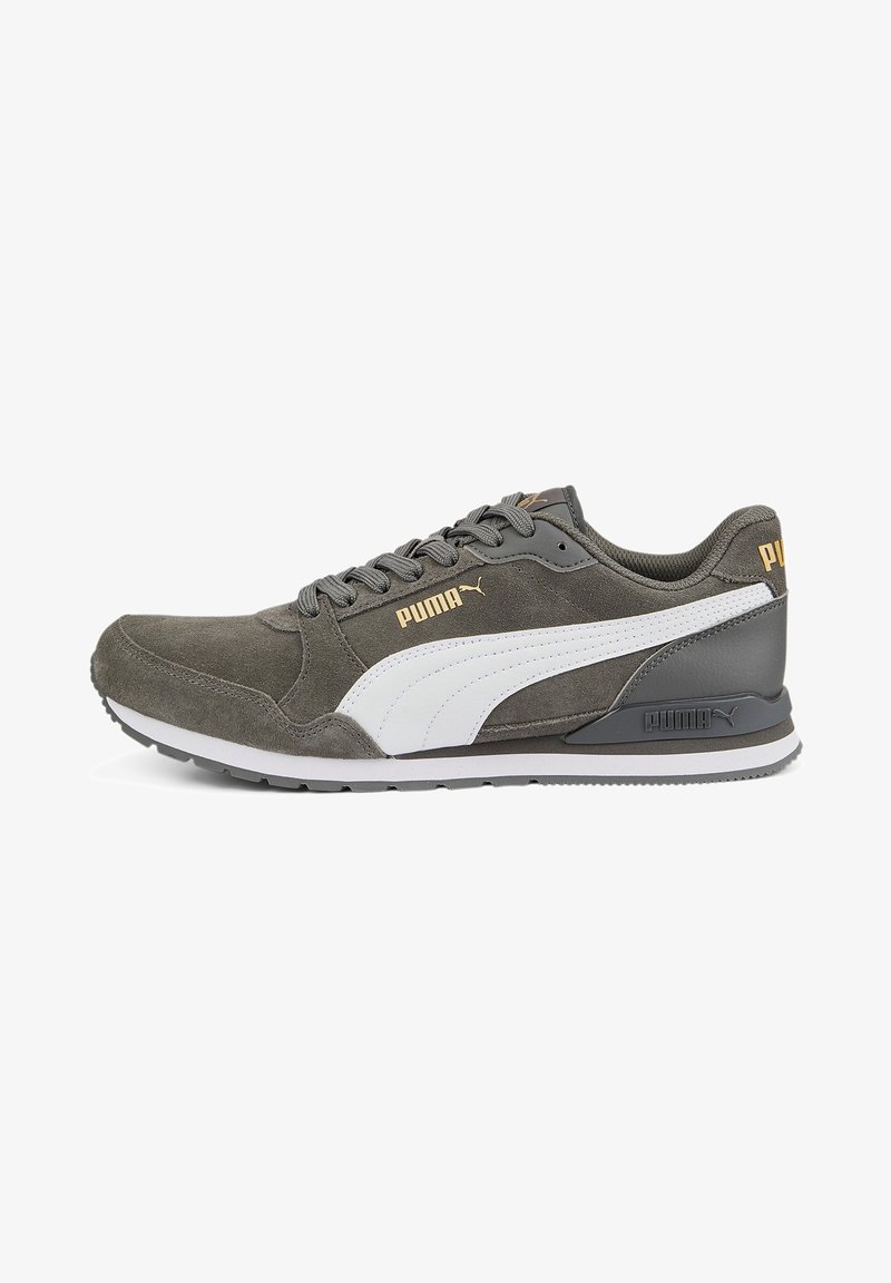 Šedé semišové tenisky Puma s bílým bočním pruhem, šedými tkaničkami a zlatými logy Puma na bílém pozadí, boční pohled.