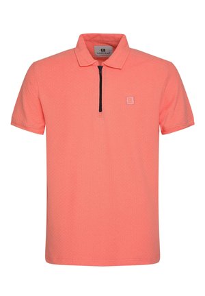 Koralinė polo marškinėliai su trumpomis rankovėmis, su tekstūruotu audiniu, pusiau užtraukiamu priekiu ir mažu logotipo pleistru ant krūtinės. Klasikinio apykaklės dizainas.