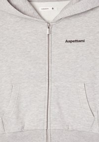 Felpa grigia chiara con zip, dotata di tasche frontali e cappuccio, con la scritta "Aspettami" stampata in nero sul petto, taglia piccola, by Terranova.