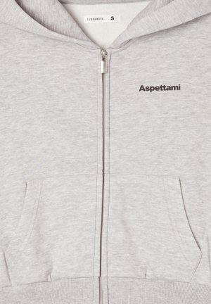 Felpa grigia chiara con zip, dotata di tasche frontali e cappuccio, con la scritta "Aspettami" stampata in nero sul petto, taglia piccola, by Terranova.