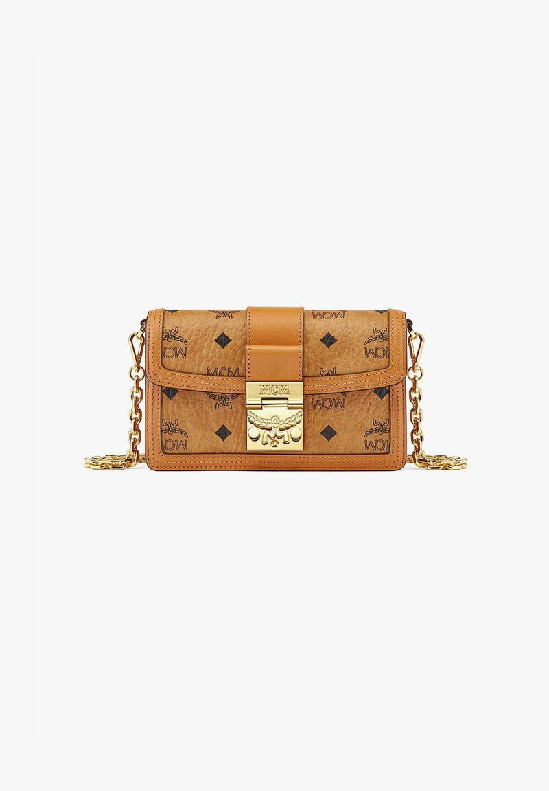Sac bandoulière en cuir tan avec motif logo MCM, quincaillerie dorée et sangle en chaîne ; dispose d'une fermeture à fermoir et de coutures détaillées.