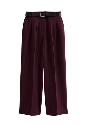 Wijde pantalon in diep bordeauxkleurige stof met een gladde textuur, voorzien van voorplooien en een zwarte riem met een rechthoekige gouden gesp.