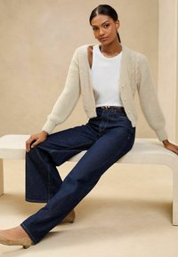 Lipsy REGULAR FIT - Adīta jaka - ivory