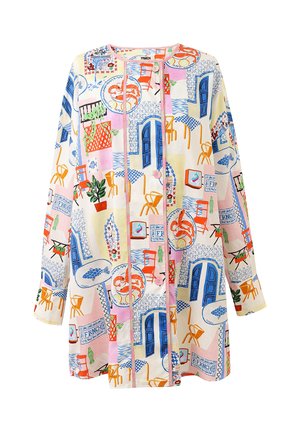 Chemise à manches longues boutonnée avec des imprimés colorés de portes bleues, chaises orange, plantes et motifs de fruits de mer sur un fond crème et pastel.