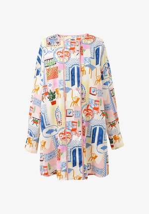 Chemise à manches longues boutonnée avec des imprimés colorés de portes bleues, chaises orange, plantes et motifs de fruits de mer sur un fond crème et pastel.