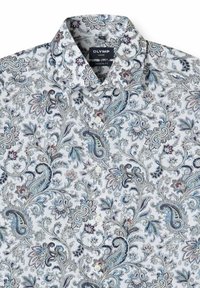 Weißes Hemd mit Knöpfen, das ein detailliertes Paisleymuster in Blau, Grün und Burgund zeigt, ausgestattet mit einem strukturierten Kragen und modernem Schnitt.