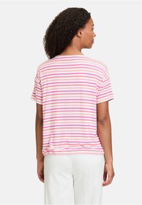 Stribet t-shirt med vandrette pink og hvide striber, korte ærmer, løs pasform og rund halsudskæring. Blødt stof med en glat tekstur.