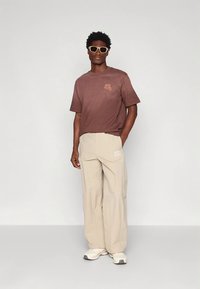 Karma8a REAL GRADIENT TEE - Camiseta estampada - brown