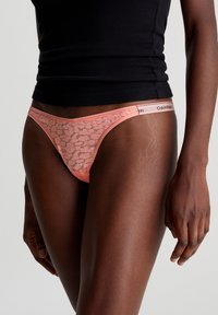Calvin Klein Underwear DIPPED STRING THONG ICON - String - coral almond