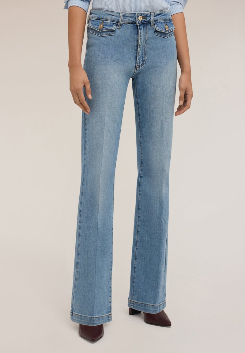 Jeans a zampa d'elefante di colore azzurro chiaro realizzati in denim. Caratterizzati da una vita alta, due tasche frontali e cuciture visibili lungo le gambe.