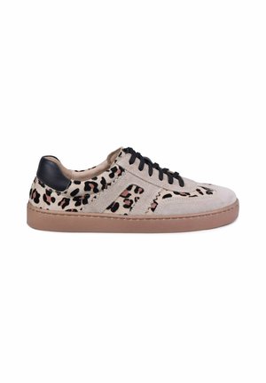 Beżowy zamszowy sneaker z czarnymi sznurowadłami, panelami z materiału w panterkę, czarną łatką na pięcie i brązową gumową podeszwą.