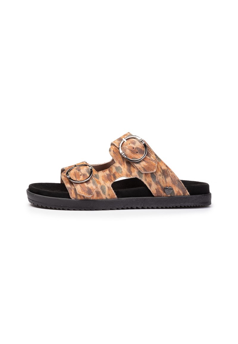 Sandali slide con stampa leopardata, dotati di due cinturini regolabili, accessori in argento e una suola nera testurizzata, progettati per comfort e stile.