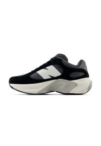 Adidași negri și gri, cu un superior din plasă, accente de piele întoarsă, un logo alb proeminent și o talpă groasă, bine amortizată.