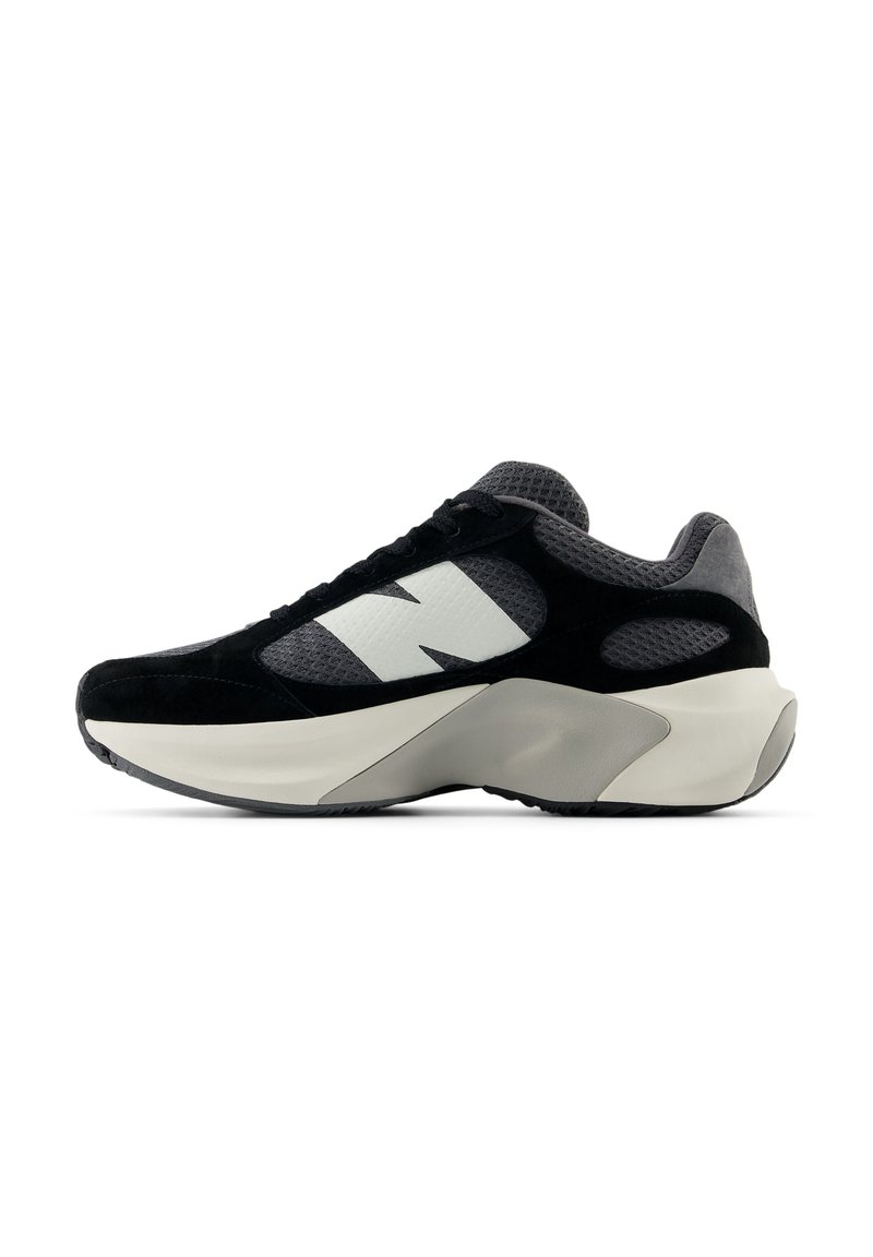 Adidași negri și gri, cu un superior din plasă, accente de piele întoarsă, un logo alb proeminent și o talpă groasă, bine amortizată.
