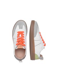 Białe skórzane sneakersy z szarymi akcentami, pomarańczowymi sznurowadłami, perforowanymi detalami po bokach i brązową gumową podeszwą. Użyto teksturowanych materiałów w całej konstrukcji.