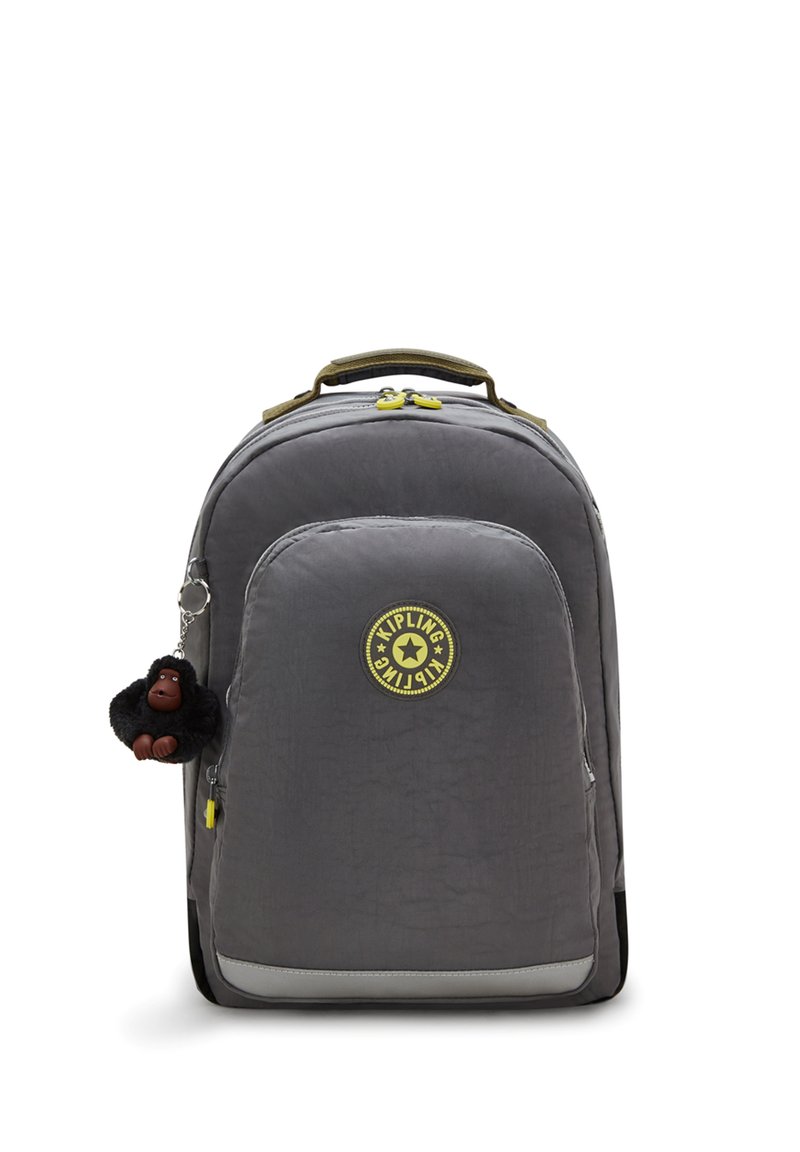 Grauer Nylon-Rucksack mit glatter Textur, einem gelben Logo und einem schwarzen Gorilla-Schlüsselanhänger. Verfügt über gelbe Reißverschlüsse und eine Seitentasche.