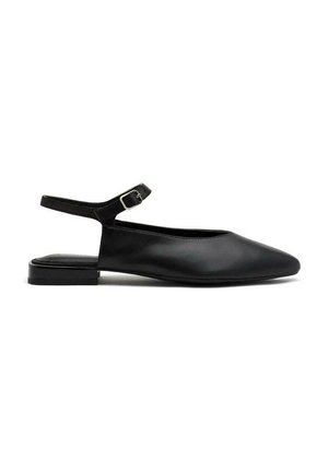 Slingback flat in pelle nera con punta affusolata, cintura regolabile con fibbia e tacco quadrato basso. Texture liscia e design minimal.