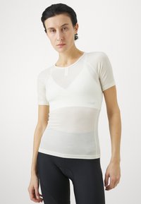 Leichtes, enganliegendes weißes Sportoberteil mit kurzen Ärmeln, aus Netzmaterial, Rundhalsausschnitt und kleinem Logodetail am Saum.