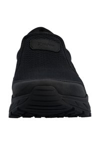 Schwarzer Slip-On-Sneaker mit strukturierter Sohle und Mesh-Obermaterial, Vorderansicht zeigt Markenzeichen auf der Zunge.
