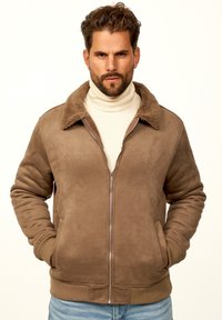 Braune Zip-Jacke mit Schafskragen, ausgestattet mit glattem Wildledertextur, gerippten Bündchen und Saum sowie Seitentaschen.
