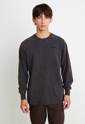 Schwarzes Langarm-T-Shirt in gewaschenem Finish. Mit rundem Halsausschnitt und dezentem Logodetail auf der Brust. Baumwollstoff, lockere Passform.