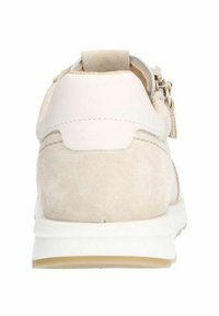 Sneaker in suede beige con un tacco rosa liscio e un dettaglio con zip sul lato. Presenta una suola in gomma bianca e una texture morbida.