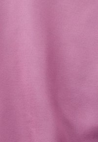 Textil i en ljus rosa nyans, med en slät yta och en lätt glans. Tyget har ett subtilt vävmönster.