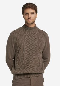 Brązowy sweter dzianinowy z wysokim kołnierzem, z teksturowanym wzorem w warkocze na przodzie oraz ściągaczami przy mankietach i u dołu.