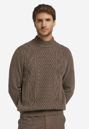 Brązowy sweter dzianinowy z wysokim kołnierzem, z teksturowanym wzorem w warkocze na przodzie oraz ściągaczami przy mankietach i u dołu.