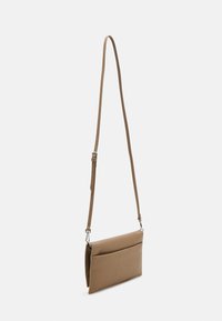 Hnědá koženková crossbody taška s elegantním obdélníkovým tvarem, nastavitelným popruhem a minimalistickým designem s přední kapsou.