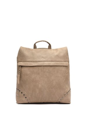 Beige rygsæk i tekstureret læder med topgreb, flaplukning, lodret lynlåslomme og metalnitte detaljer i bundhjørnerne.