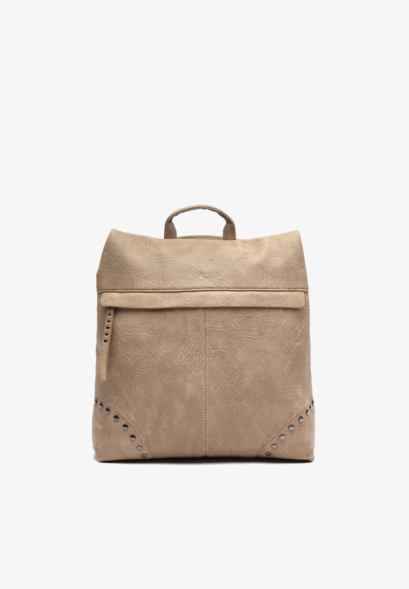 Sac à dos en cuir texturé beige avec poignée supérieure, fermeture à rabat, poche zippée verticale et accents de clous métalliques sur les coins inférieurs.