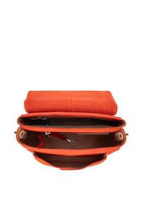 Borsa in camoscio arancione con patta pieghevole, molteplici scomparti interni, fodera marrone e chiusura con fibbia in metallo argentato.