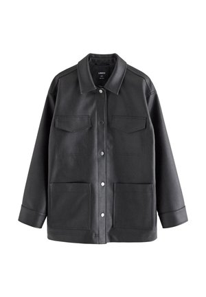 Sort jakke i kunstlæder med krave, fire forlommer og lukkes med trykknapper. Har en glat tekstur og struktureret design.