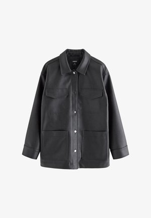 Sort jakke i kunstlæder med krave, fire forlommer og lukkes med trykknapper. Har en glat tekstur og struktureret design.